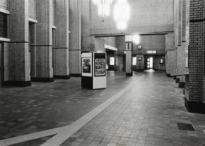 170507 Interieur van het N.S.-station Naarden-Bussum te Bussum: hal.